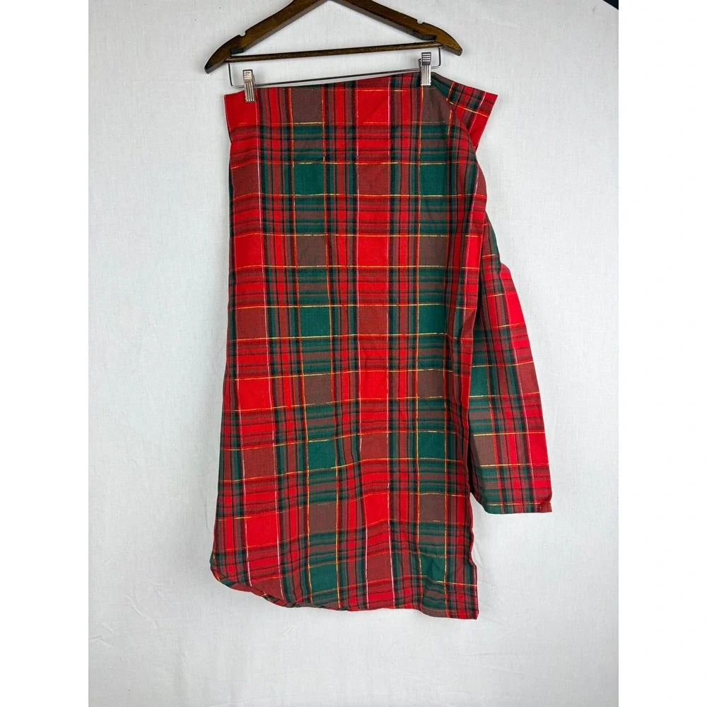 Vintage Christmas Red Green Plaid Tablecloth Gold Metallic Thread 70 x‎ 72 Round